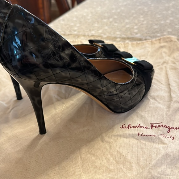 Ferragamo couture heels.  Quilted grey/black patent leather. Worn 1x. Sz 10 - Picture 5 of 6